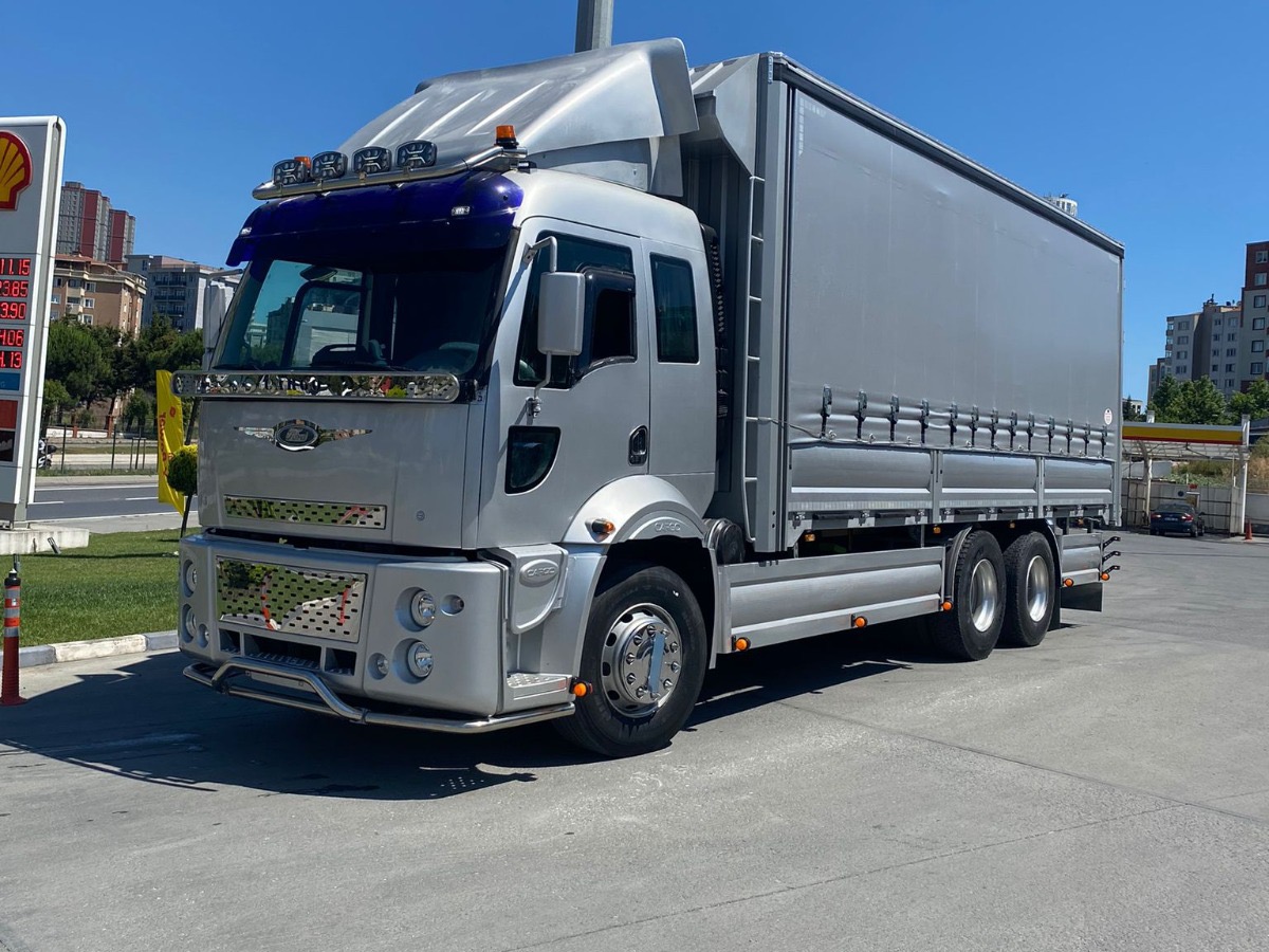 Ford Cargo kamyona uygulanan gri brandalı kasa
