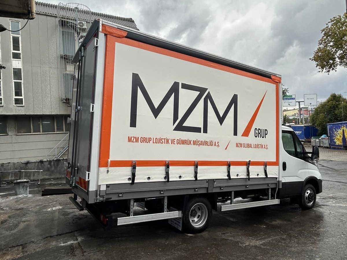 MZM Grup lojistik aracına uygulanan baskılı tente